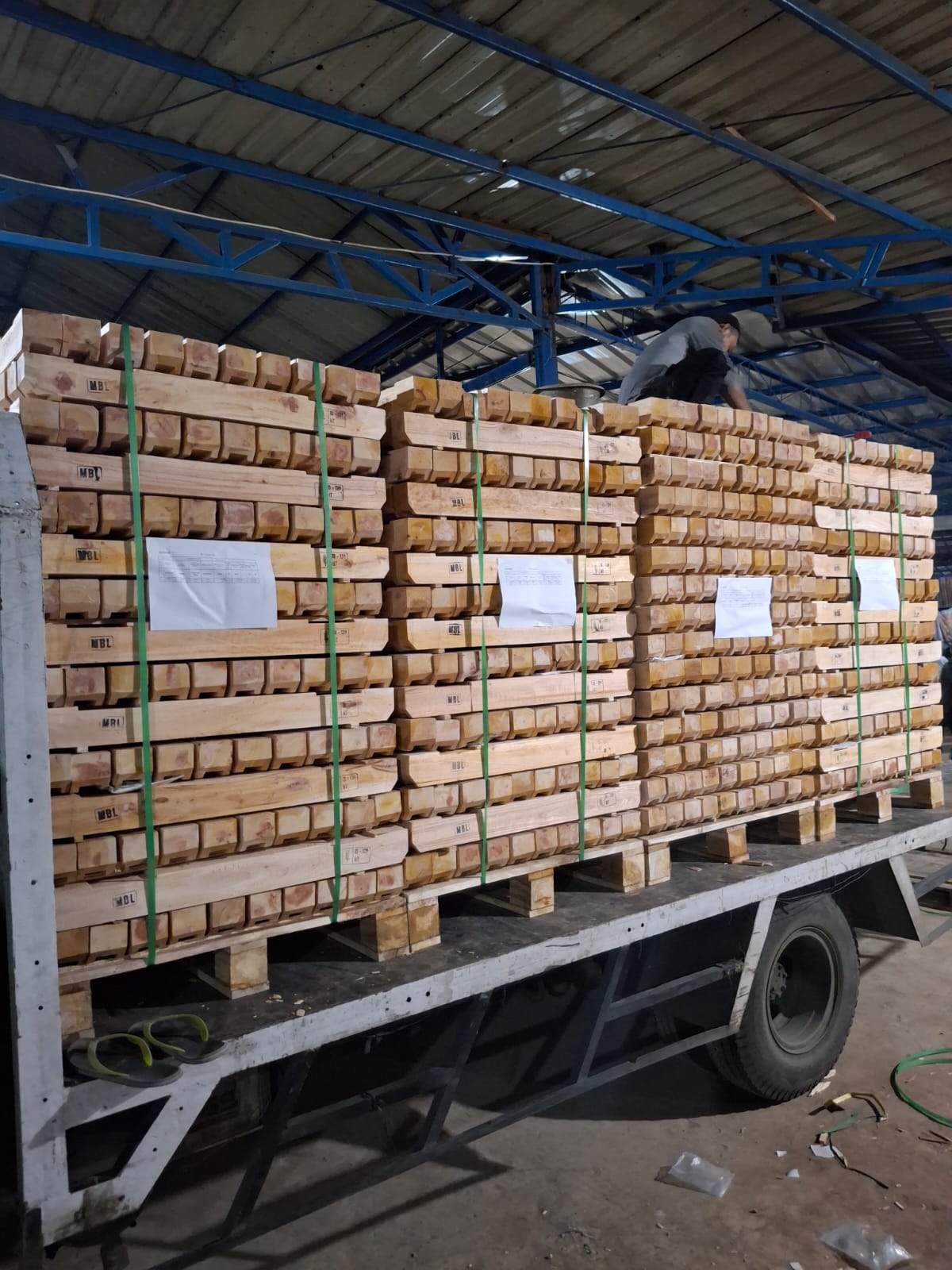 Optimalkan biaya dan waktu ekspor dengan teknik pengemasan kayu yang tepat.