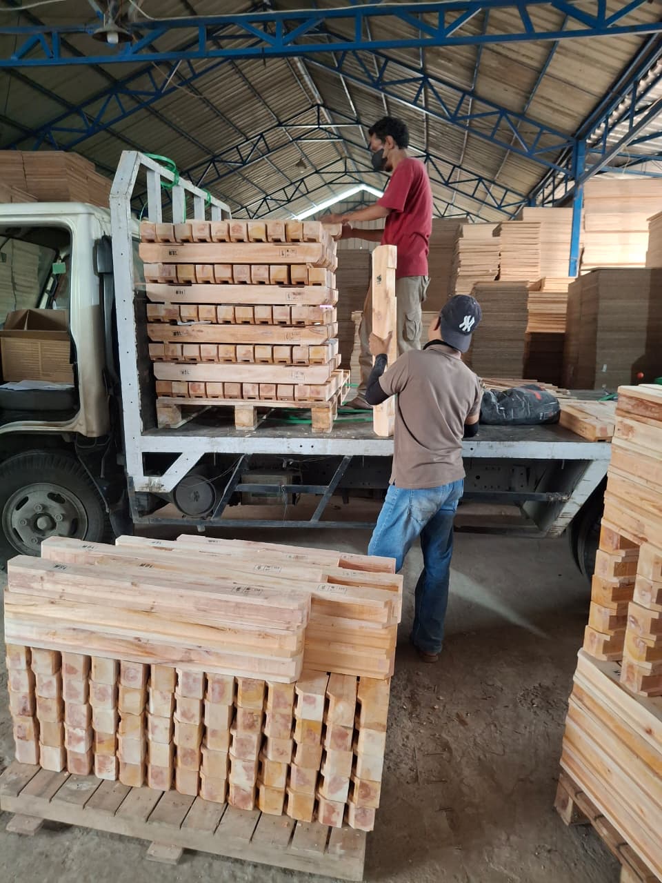 Temukan cara membangun hubungan bisnis yang solid dengan vendor kayu ekspor Anda.