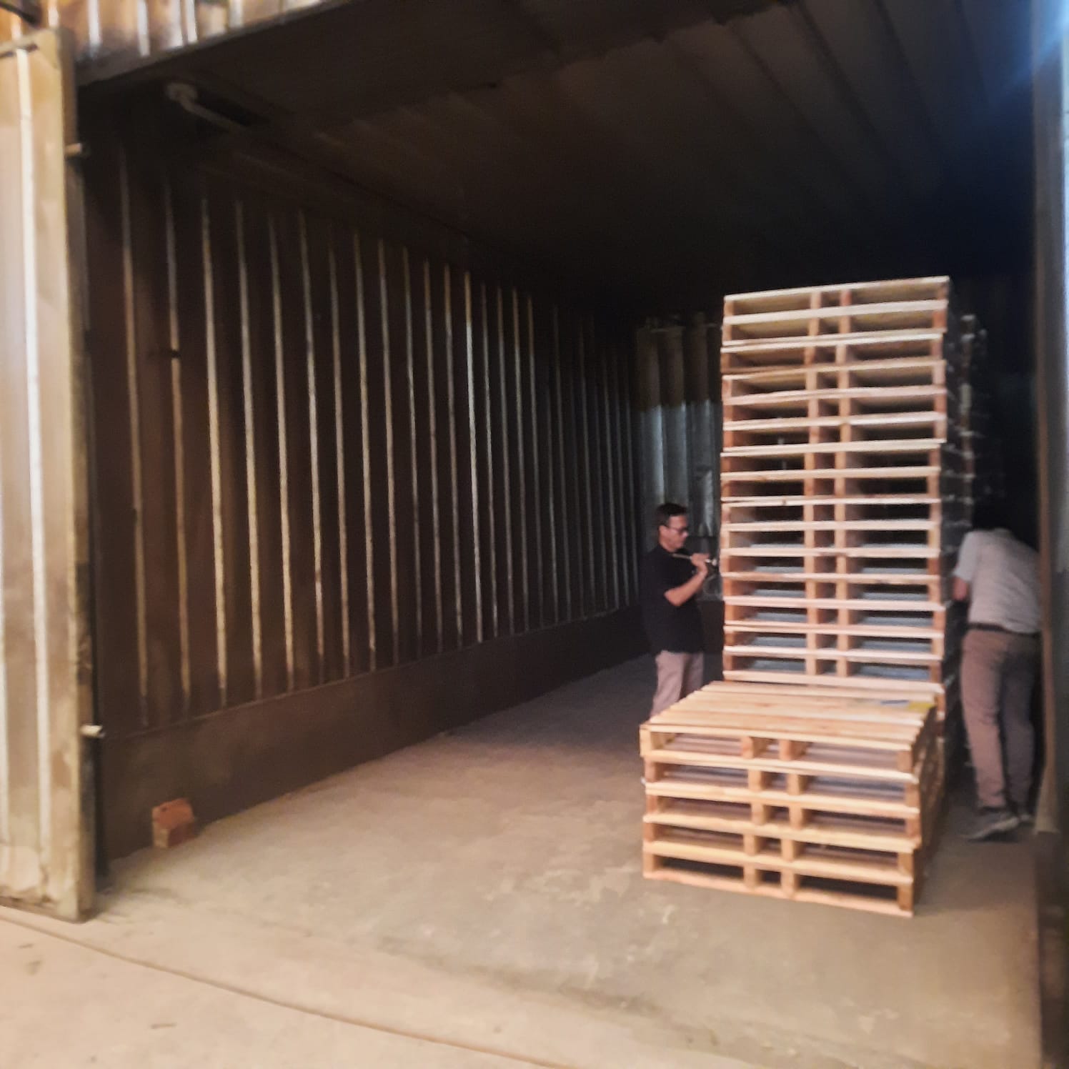 Pastikan Anda bekerja dengan vendor berizin resmi agar pengiriman kayu diterima global.